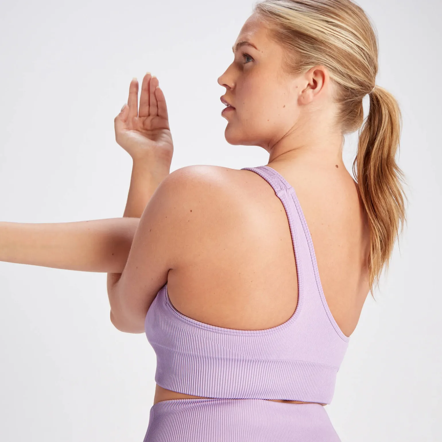Femme MYPROTEIN Brassière asymétrique côtelée sans coutures MP Tempo pour femmes – Lilas vif