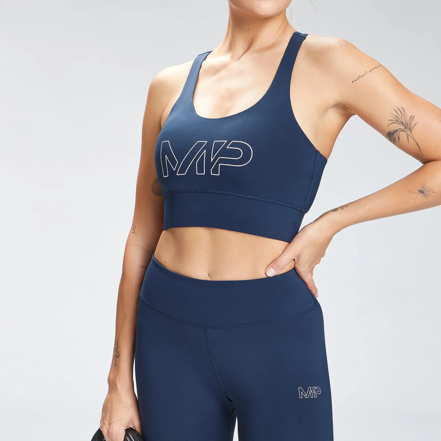 Femme MYPROTEIN Brassière de sport à imprimé répétitif MP Mark Graphic Training pour femmes – Bleu pétrole