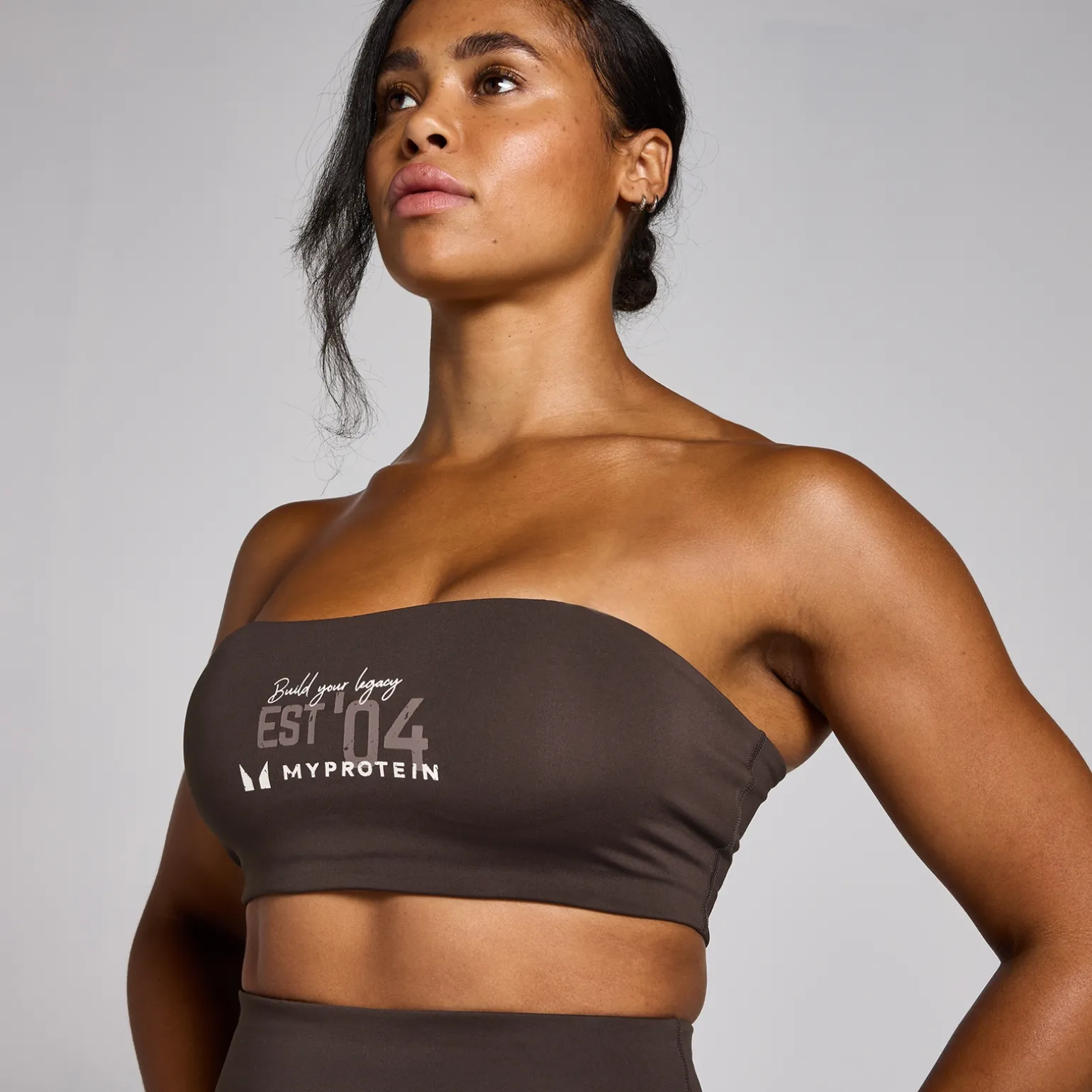 Femme MYPROTEIN Brassière d’entraînement graphique MP Origin pour femmes – Café