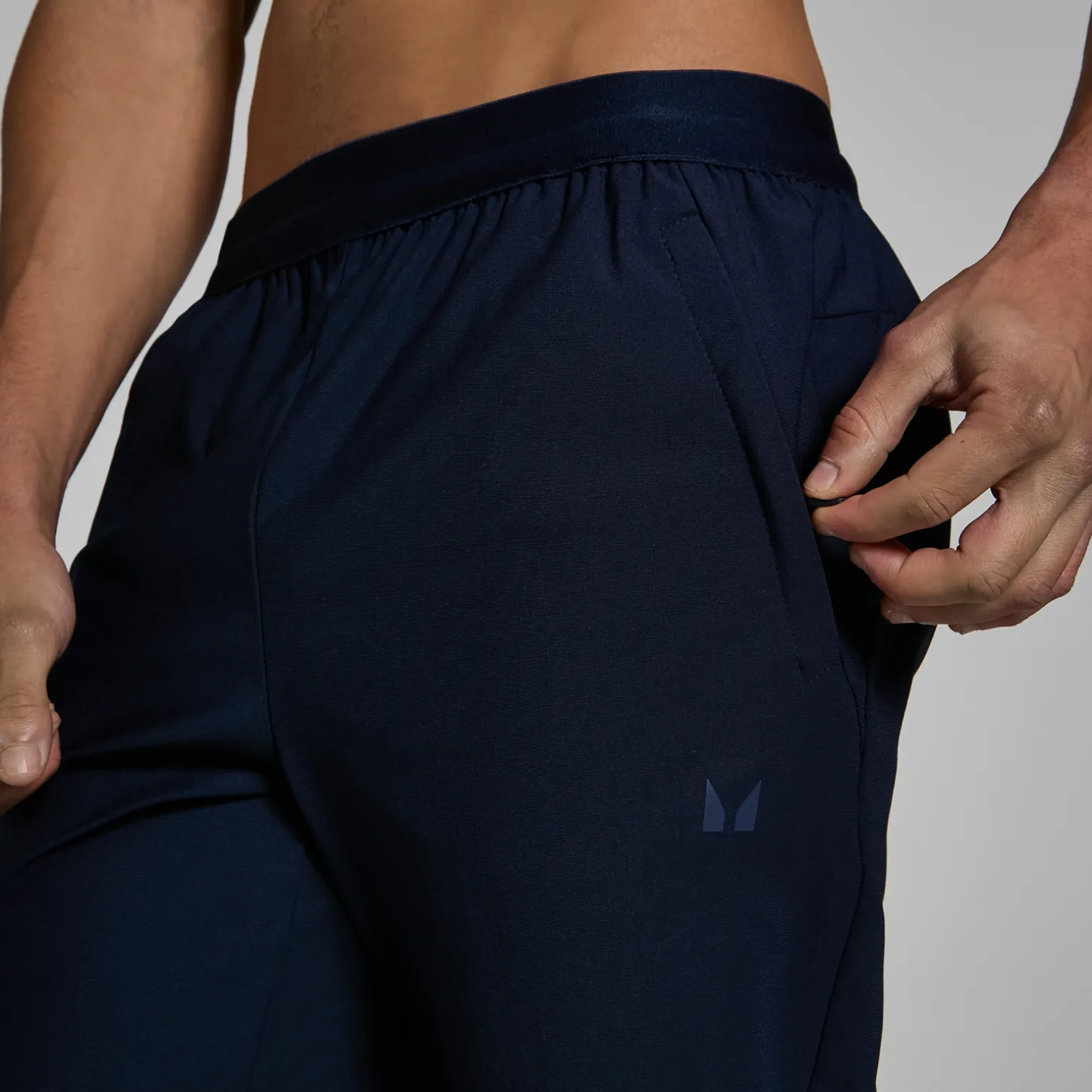 Homme MYPROTEIN Jogging en matière tissée MP Lifestyle pour hommes – Bleu marine foncé