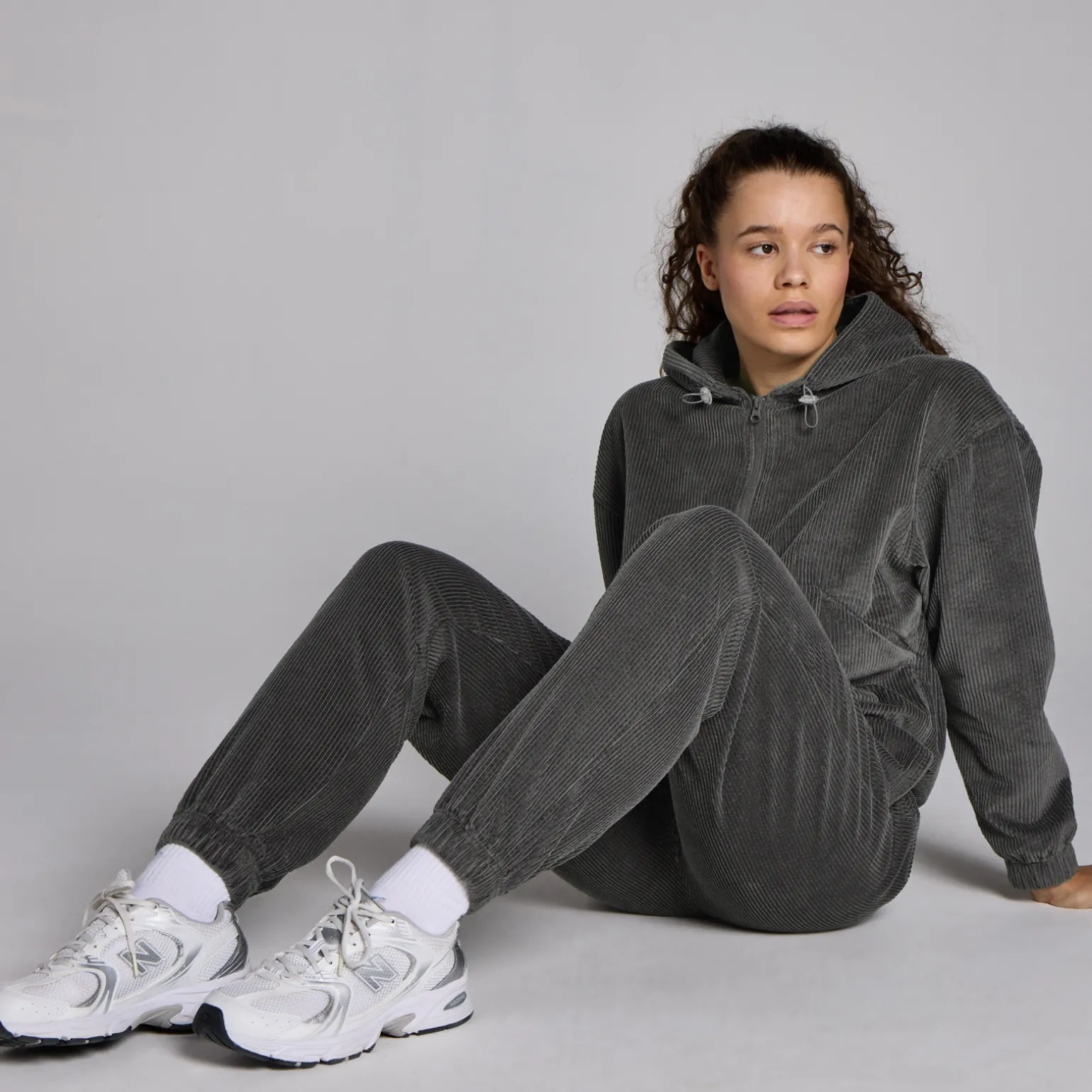 Femme MYPROTEIN Sweat à capuche en velours côtelé à fermeture éclair ¼ MP Lifestyle pour femmes – Gris acier
