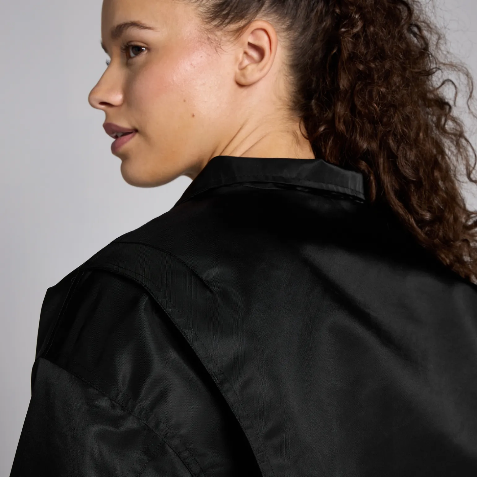 Femme MYPROTEIN Veste bombardier en nylon MP Lifestyle pour femmes – Noir